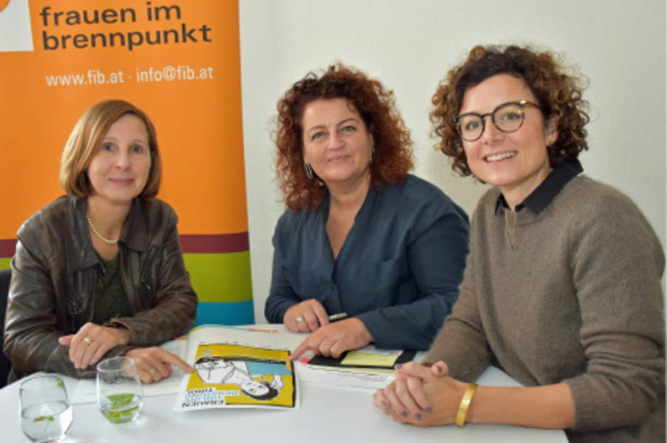 LR Gabriele Fischer, FiB-GF Claudia Birnbaum und Projektleiterin Julia Schraz (v. l.) informieren über das Angebot.