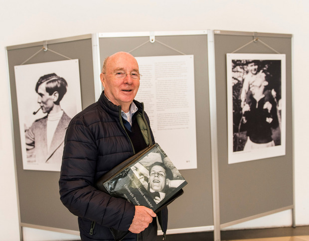 Prof. Bernhard Hippler bei der Uni-Ausstellung mit Blick ins Buch: „Die Erinnerung muss mehr als Pflichtübung sein.“