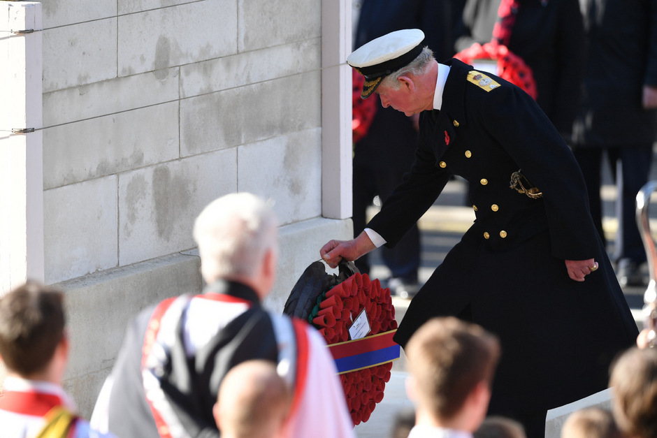 Die „Poppies“ sind auf der Insel das zentrale Symbol für die Opfer des Krieges, als erste legte Prinz Charles einen Kranz nieder.