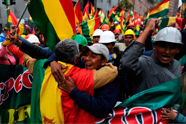 In La Paz fielen sich die Menschen in die Arme und feierten den Rücktritt des Präsidenten.
