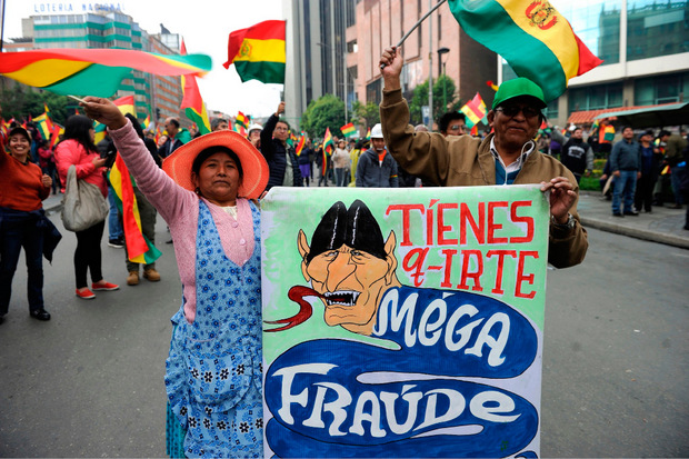 Die Proteste waren ausgebrochen, als sich Morales erneut zum Präsidenten ernannt hat, obwohl es nachweislich zu Unregelmäßigkeiten bei der Wahl gekommen war.