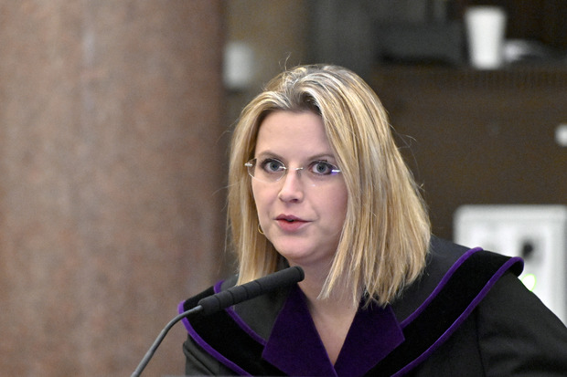 Richterin Marion Hohenecker ging mit dem Zeugen gewohnt genau die Kontounterlagen durch.
