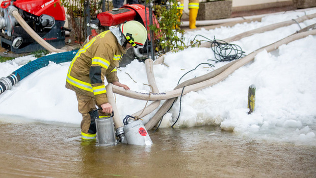 Wegen starker Niederschläge am Lienzer Talboden mussten die Feuerwehren am Sonntag Garagen, Keller und Häuser sowie landwirtschaftliche Flächen von den Wassermassen befreien.