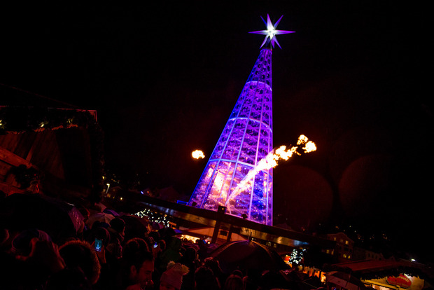 Licht- und Feuershow beim Swarovski-Kristallbaum am Marktplatz.