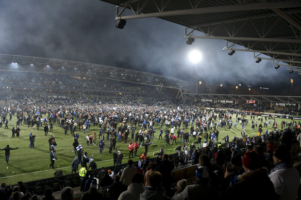 Platzsturm der Fans nach dem Sieg über Liechtenstein in Helsinki.