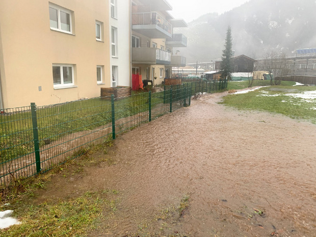 Der Dauerrregen führt auch im Unterland zu Überflutungen durch übergegangene Bäche. In Hochfilzen stand die Feuerwehr am Sonntagnachmittag im Einsatz.