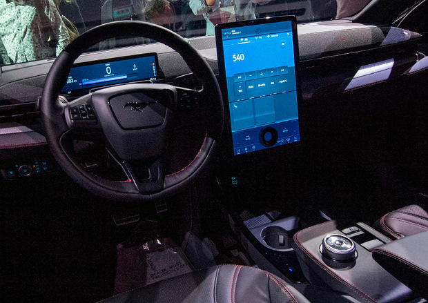 An Tesla erinnert auch der große berührungsempfindliche Bildschirm.
