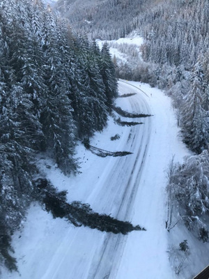 Im Ötztal wurden die Bäume per Heli von der Schneelast befreit.