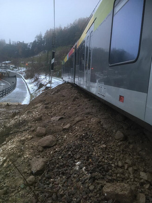 Im Pustertal ließ eine Mure einen Zug entgleisen.