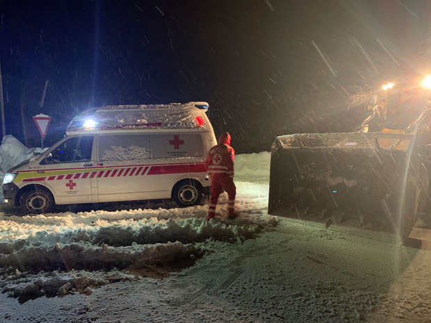 Einsatz im Schneegestöber in Sillian: Die Rot-Kreuz-Mitarbeiter waren rund um die Uhr im Einsatz und/oder in Bereitschaft.