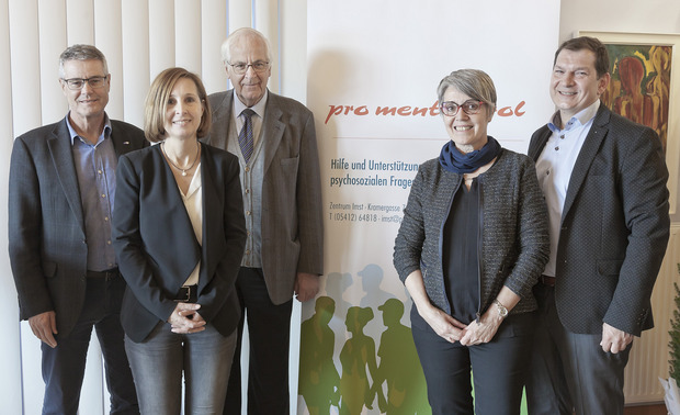 AMS-Chef Anton Kern, LR Gabriele Fischer und die pro-mente-Vertreter Hartmann Hinterhuber, Cilli Rauth und Markus Walpoth (v. l.).