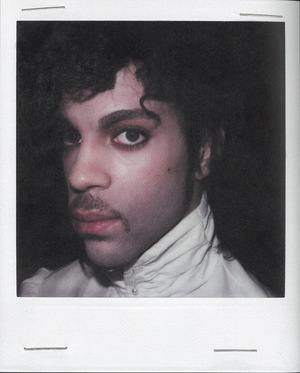 Im Look von „Purple Rain“ in den 80ern.
