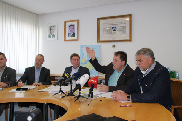 Die Pitztaler Bürgermeister Walter Schöpf/Wenns, Elmar Haid/St. Leonhard, Josef Knabl/Arzl und Karl Raich/Jerzens (v. l.) demonstrieren Geschlossenheit und bekräftigen ihr Ja zur Gletscherehe Pitztal/Ötztal.