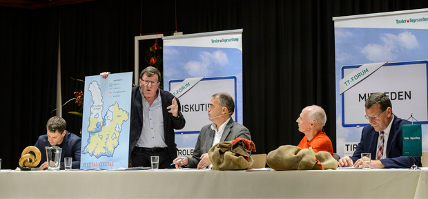 Das Podium mit Gebi Mair (Grüne), Seilbahner Jack Falkner, TT-Chefredakteur Alois Vahrner, Aktivist Gerd Estermann und VP-Klubobmann Jakob Wolf (v.l.) stand Rede und Antwort.
