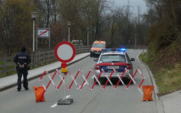 Die L294 musste nach dem Felsabbruch in beide Richtungen gesperrt werden.