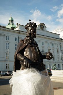 Die Kaiser-Maximilian-Statue am Donnerstag bei der Anlieferung vor der Hofburg.