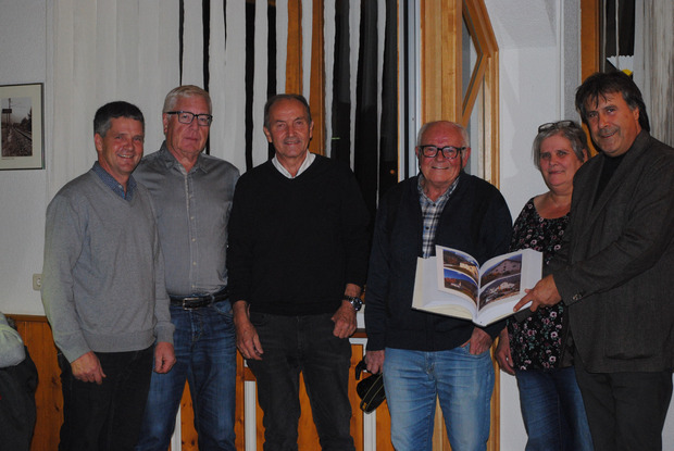 Vize-BM Günter Neururer, GV Günther Walser (v. l.) und BM Ingo Mayr (r.) bekamen am Rande der Sitzung von den Dorfchronisten Fritz Raggl, Helmut Plattner und Jolanda Krismayr die druckfrische Chronik 2018 überreicht.
