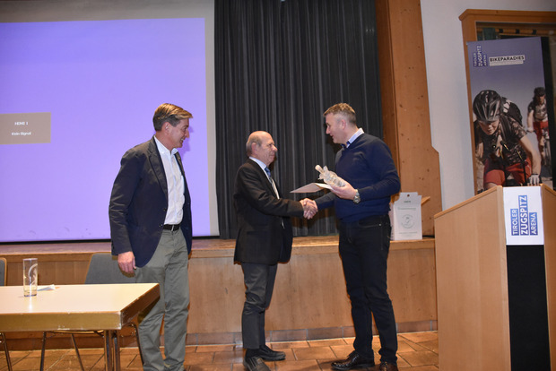 Neo-Obmann Theo Zoller (r.) und sein Stellvertreter Franz Dengg (l.) bedankten sich bei Thomas Schennach (M.) für seine Arbeit.