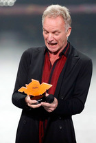 Die modern designte IMA-Statuette wurde der „lebenden Legende“ Sting (68) unter großem Publikumsjubel von Udo Lindenberg überreicht.