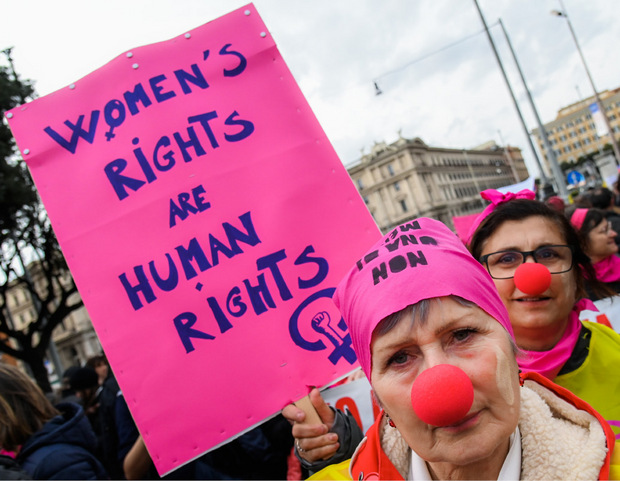 "Frauenrechte sind Menschenrechte" steht auf dem Schild dieser Demonstrantin. Die Clownsnase ist als Hommage an die Künstlerin Daniela Carrasco - auch bekannt als "El Mimo" - gedacht, die letzten Oktober in Chile starb.