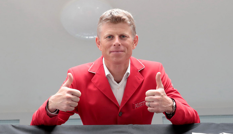 Daumen hoch für Springreiter Max Kühner.