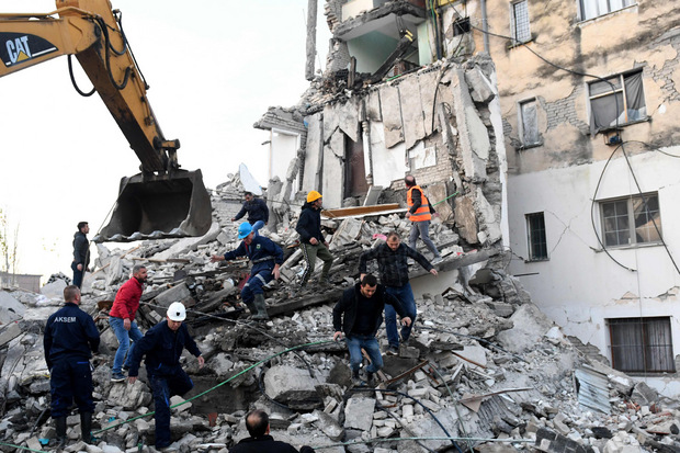 In Thumane, 34 Kilometer nordwestlich von Tirana, kämpfen sich Helfer durch die Trümmer.