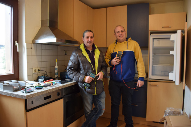 Noch gleicht die Küche einer Werkstatt: Patrick Dietrich und Mario Wudl bohren, hämmern und schremmen an den letzten Details.
