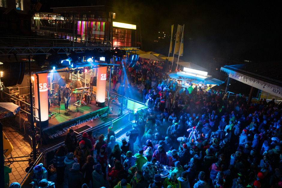 Am 7. Dezember spielt die saarländische Band "Cräm Fresch" auf der großen Après-Ski-Party in Serfaus, in der Fisser Hexenalm lädt der Tiroler Schlagerstar Hannah zur Opening Party.