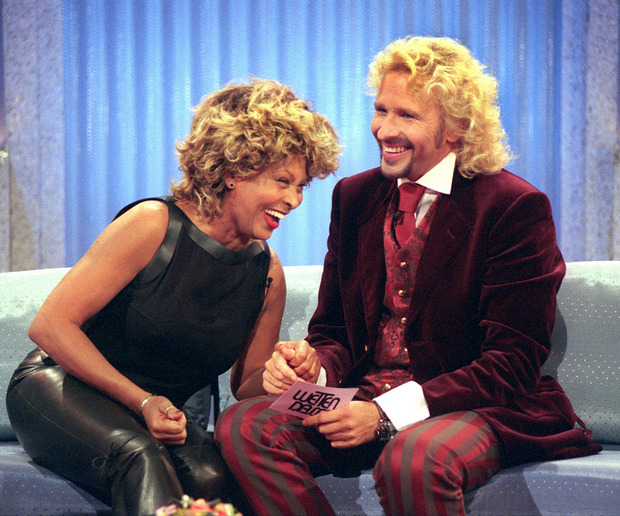 Tina Turner und Moderator Thomas Gottschalk bei "Wetten dass...?" im Jahr 1999.