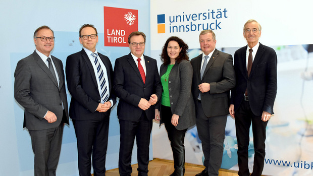 (v.li.): Christian J. Wiedermann (Geschäftsführer der Tirol Kliniken), Martin Widschwendter (künftiger Leiter des EUTOPS-Instituts), LH Günther Platter, LHStvin Ingrid Felipe, Gesundheitslandesrat Bernhard Tilg und Tilmann Märk (Rektor der Uni Innsbruck)