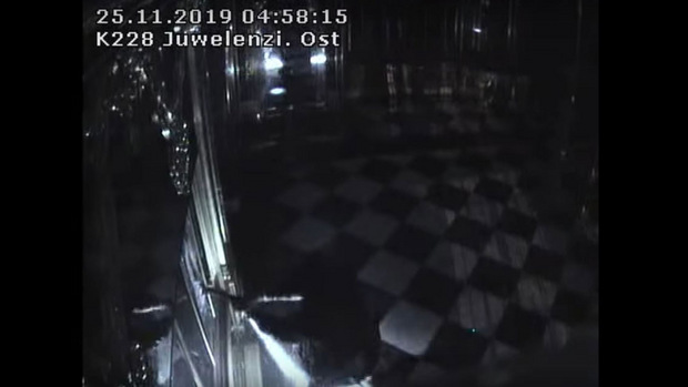 Die Täter schlugen mit Werkzeugen auf die Vitrine ein und konnten das Glas so zerstören.