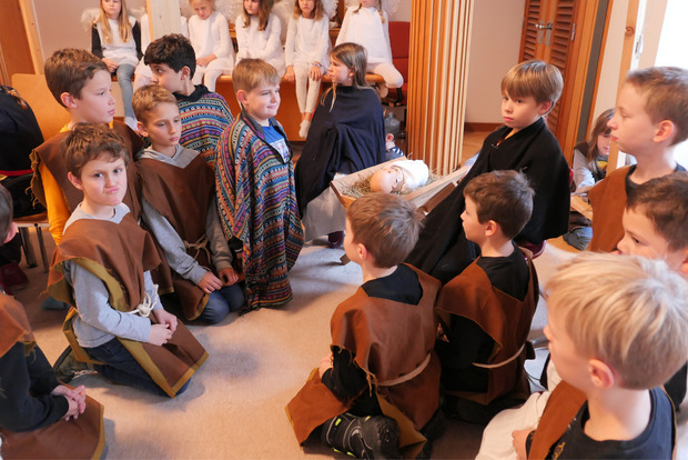 Die jungen Eltern Maria und Josef und ihr Kind Jesus in der Krippe bekommen viel Besuch.