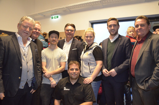 Ernst Erlebach (TVB), Pfarrer Erwin Gerst, Christian Haslwanter (Airparc), BM Klaus Gasteiger, Stephanie Heim (Bistro), Chris Budeck (Dancesation) und VBM Martin Luxner (v. l.) bei der Eröffnungsfeier.