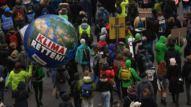 In Berlin waren mehrere zehntausende Demonstranten unterwegs.