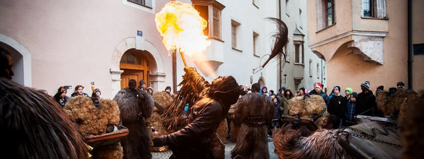 Feuerspucker beim Perchtenlauf in Rattenberg.