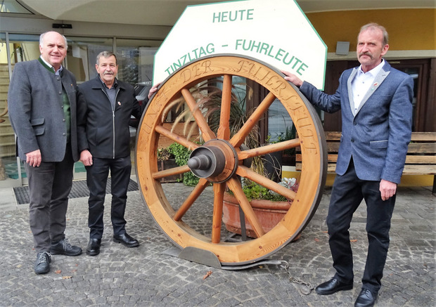 Das Rad als Symbol der Fuhrleute mit Zunftwirt Hannes Staggl und den Zunftmeistern Ander Thurner und Robert Mayr (v. l.).