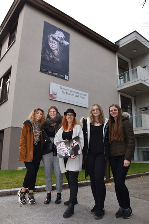 Fotografin Katja Zanella Kux (Mitte) kreierte mit den Lehrlingen und Schülerinnen der Schwazer Berufsschule Vanesa Luncan, Carina Rieder, Leonie Agerer und Katharina Amrainer (v. l.) eindrucksvolle Bilder.