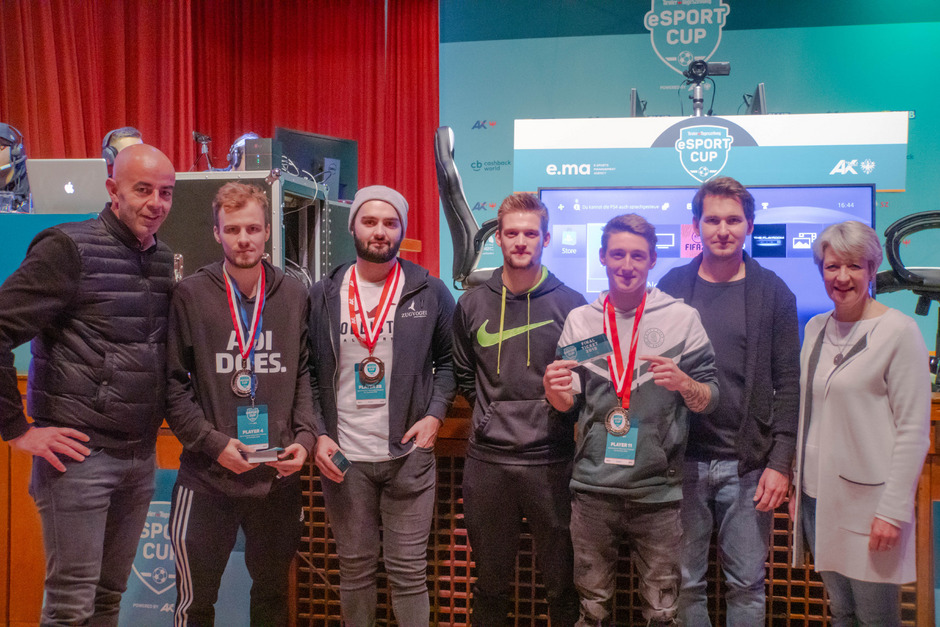 TT-Marketingleiter Norbert Adlassnigg mit Yannick Rischert, Bedirhan Erdik, Christopher Grahammer, Markus Grahammer, Hannes Dersch (TVB Kitzbüheler Alpen - Brixental) und Annemarie Plieseis (Bürgermeisterin Westendorf; von links).