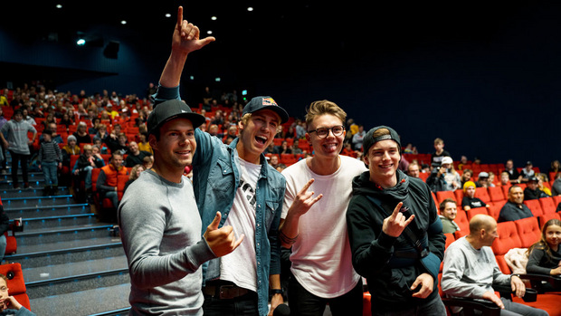 Hannes Berger (Fotograf), Fabio Wibmer, Elias Schwärzler (Biker und Webvideoproduzenten) und Marius Prell (Cutter und Viodeographer) freuen sich über ihr gelungenes Projekt bei der Präsentation des Clips "Urban Freeride Lives 3" im Innsbrucker Metropol.