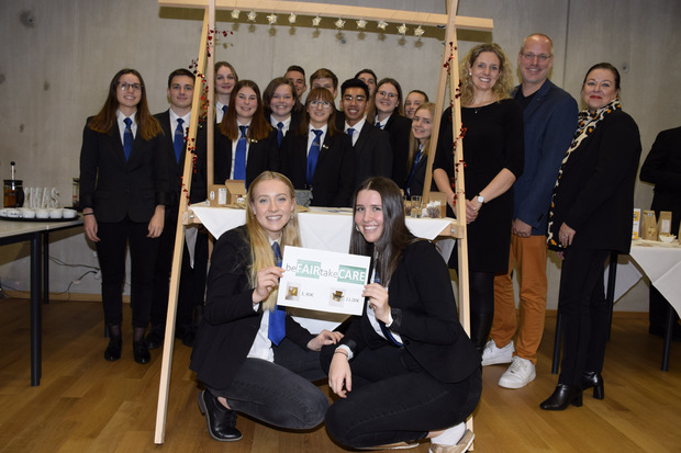 Direktorin Anita Aufschnaiter, die Fachlehrer Patrick Merkl und Anna Edenhauser (von rechts) mit der zweiten Junior Company.