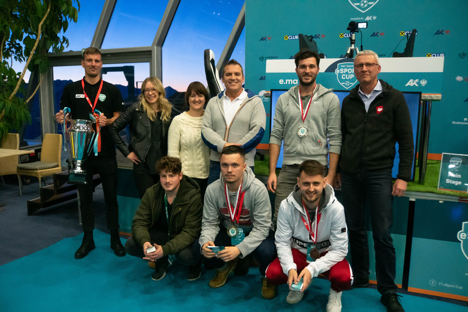 Marco Nowak (Turnierleitung e.ma) mit Jacqueline Preiß (TT Marketing), Vera Lochmann (AK Tirol), Markus Obojes (Kammerrat AK Tirol), Florian Kupsa, Thomas Lampe (Marketing Axamer Lizum), Furkan Kuldur, Sieger Rene Waldhart und Tomislav Tomic (von links).