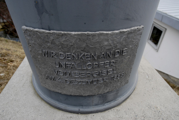 Eine Gedenksäule erinnert „an die Unfallopfer vom Bergisel am 4. Dezember 1999“, wie es auf der Inschrift heißt.